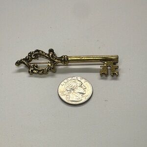 ZENTALL Vintage Gold Decorative Key Brooch